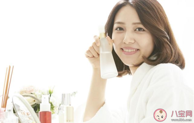 化妝水和爽膚水的使用順序有什么不一樣 化妝水和爽膚水的使用步驟