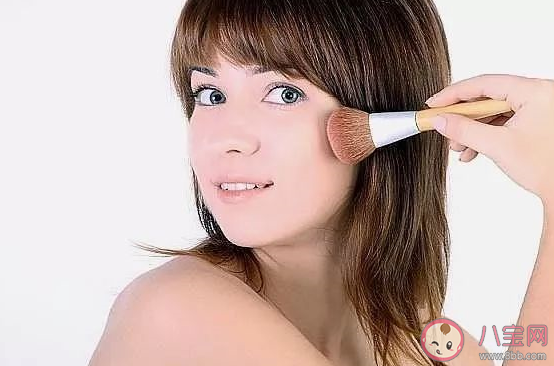 bb霜和粉底液的區別是什么 bb霜和粉底液哪個對皮膚傷害大 bb霜和粉底液的區別是什么 bb霜和粉底液哪個對皮膚傷害大