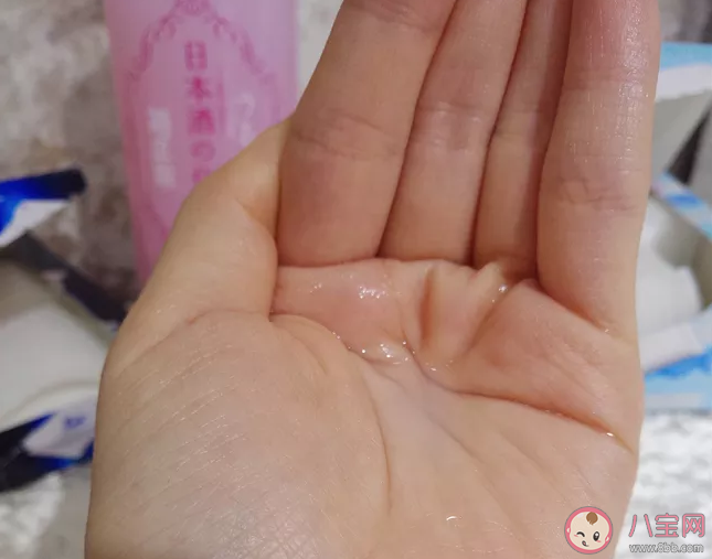 化妝水和爽膚水怎么使用效果會更好 用手拍還是化妝棉更好吸收