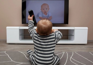 寶寶一歲可以看電視嗎 寶寶什么時候能看電視