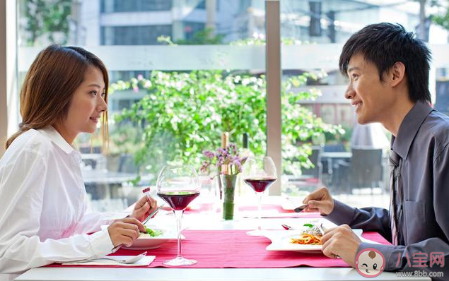 情侶之間該不該談錢 談戀愛談錢傷感情嗎 情侶之間該不該談錢 談戀愛談錢傷感情嗎