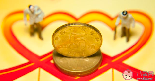 情侶之間該不該談錢 談戀愛談錢傷感情嗎 情侶之間該不該談錢 談戀愛談錢傷感情嗎