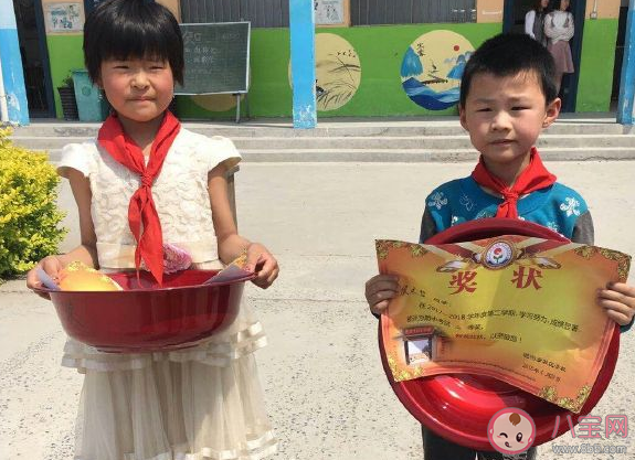 女兒得了獎(jiǎng)狀怎么發(fā)朋友圈說說 曬女兒獎(jiǎng)狀朋友圈搞笑句子