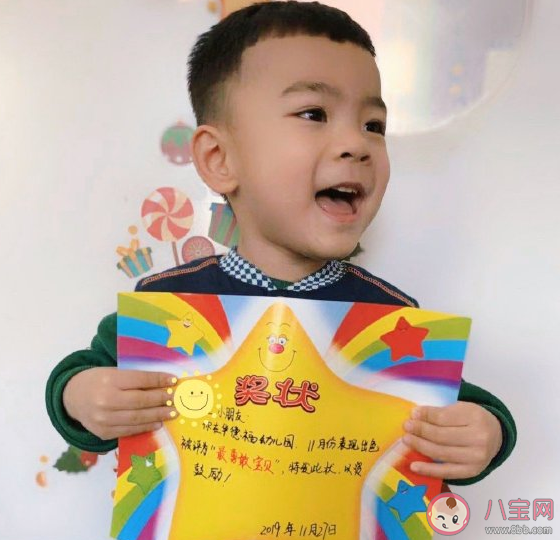 孩子第一次拿獎(jiǎng)狀朋友圈怎么說(shuō) 孩子第一次拿獎(jiǎng)狀家長(zhǎng)心情說(shuō)說(shuō)