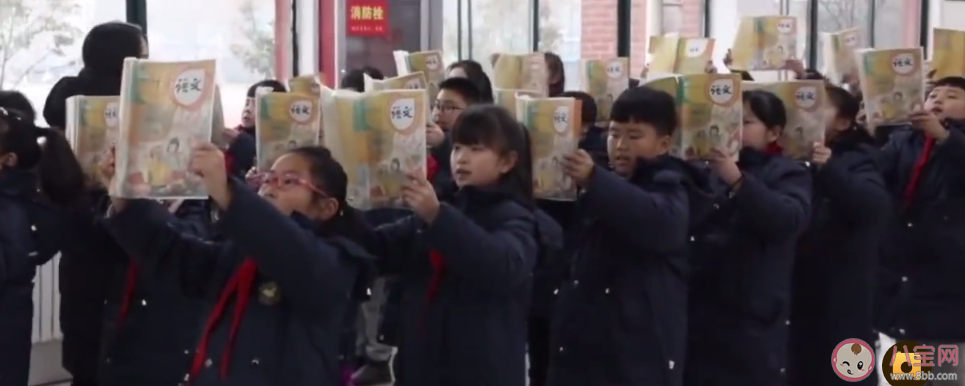 小學生餐前自覺排隊背課文是怎么回事 小學生餐前排隊背課文效率會高嗎