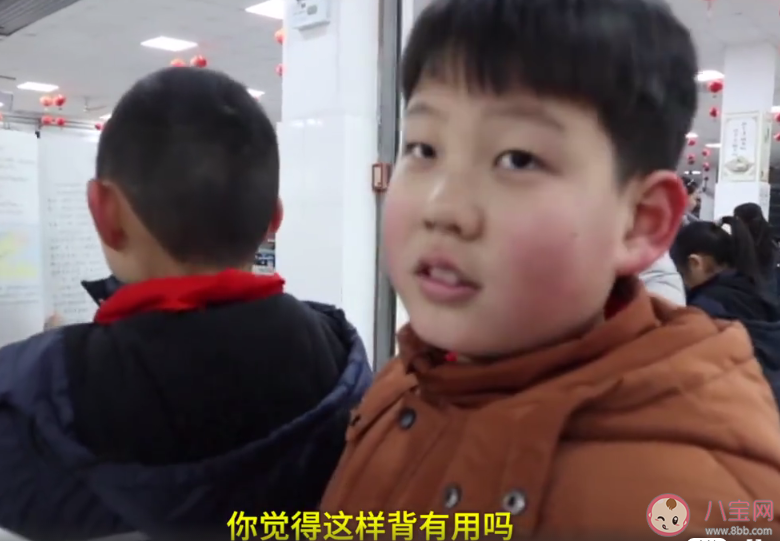 小學生餐前自覺排隊背課文是怎么回事 小學生餐前排隊背課文效率會高嗎