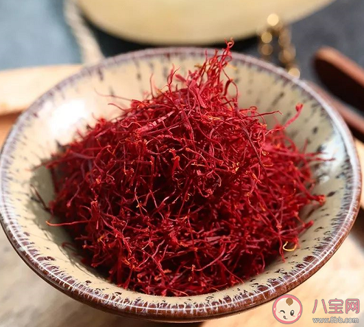 藏紅花泡水喝有什么功效和作用 藏紅花泡水喝的功效和禁忌是什么 藏紅花泡水喝有什么功效和作用 藏紅花泡水喝的功效和禁忌是什么