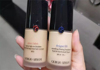 阿瑪尼粉底液藍標和紅標哪個好用 阿瑪尼粉底液藍標和紅標有什么區別