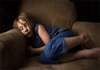 孩子摔倒后扶不扶 孩子摔倒后應(yīng)該怎么做比較好2020