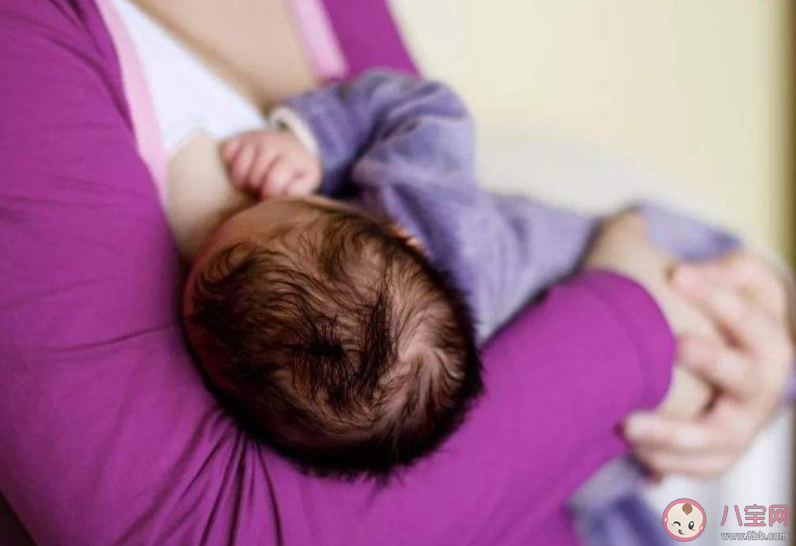 喂奶時總被寶寶咬是怎么回事 喂奶如何防止乳房被咬傷 喂奶時總被寶寶咬是怎么回事 喂奶如何防止乳房被咬傷