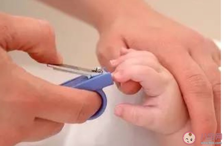 寶寶指甲長(zhǎng)白點(diǎn)是缺鈣嗎 缺鈣指甲有什么癥狀。