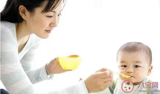 給孩子添加輔食要注意什么 什么時候給孩子吃第一口輔食 給孩子添加輔食要注意什么 什么時候給孩子吃第一口輔食