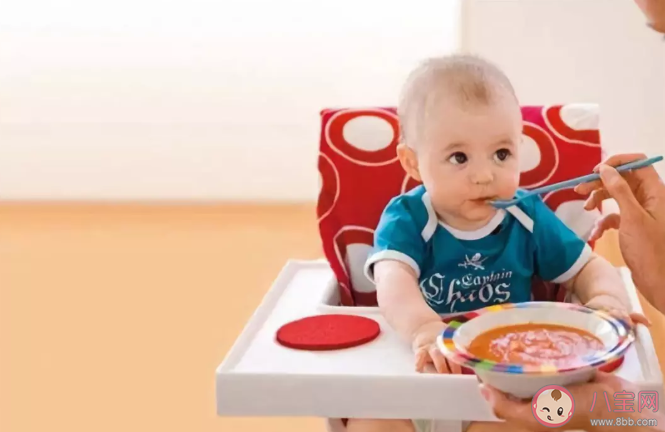 給孩子添加輔食要注意什么 什么時候給孩子吃第一口輔食 給孩子添加輔食要注意什么 什么時候給孩子吃第一口輔食