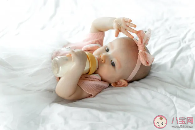 孩子多大適合用水杯 怎么讓孩子適應用水杯