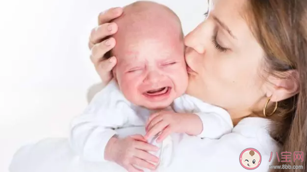 寶寶被別人抱就哭怎么辦  寶寶到新環境能不能讓他人抱抱