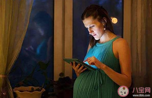 孕婦晚上幾點睡覺比好 孕婦熬夜對胎兒造成的傷害有哪些