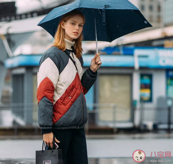 銀色羽絨服怎么搭配  銀色羽絨服搭配什么衣服好看