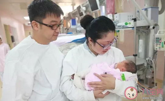 寶寶在羊水里耳朵會(huì)不會(huì)進(jìn)水 新生兒耳朵有羊水有影響嗎 寶寶在羊水里耳朵會(huì)不會(huì)進(jìn)水 新生兒耳朵有羊水有影響嗎