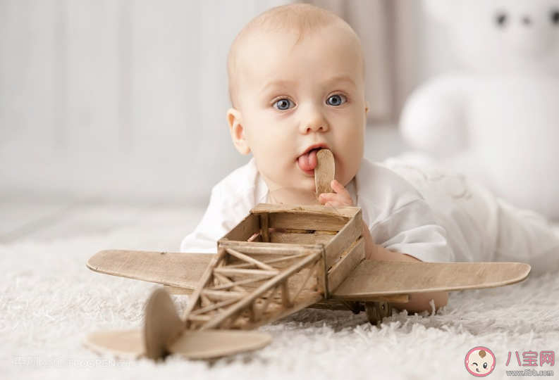 為什么寶寶愛吐舌頭 寶寶愛吐舌頭正常嗎