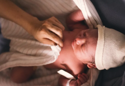 母乳每次喂奶吃多久 寶寶喂奶時間多久合適