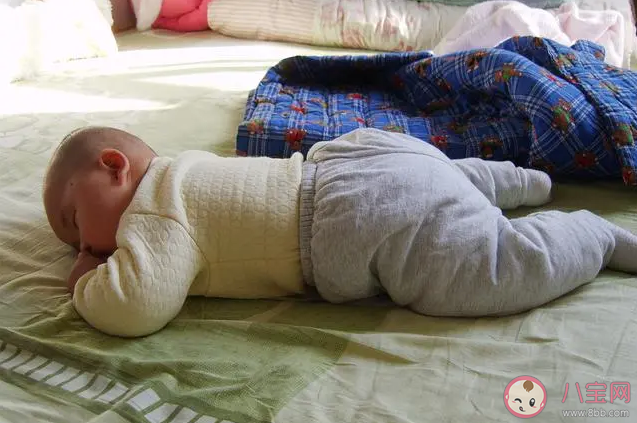 孩子睡覺喜歡趴著睡如何糾正 孩子趴著睡覺是什么原因 孩子睡覺喜歡趴著睡如何糾正 孩子趴著睡覺是什么原因