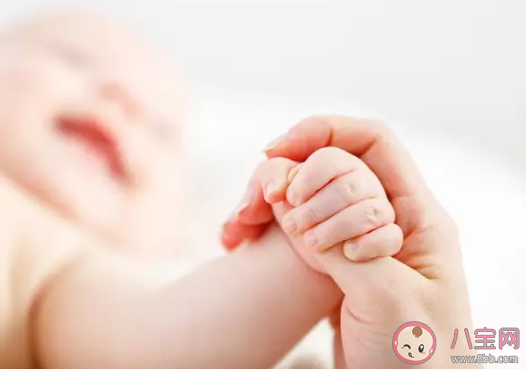 小孩手指頭脫皮怎么回事 8個月寶寶手指有倒刺缺什么 小孩手指頭脫皮怎么回事 8個月寶寶手指有倒刺缺什么