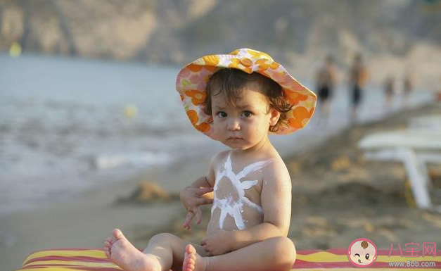 給寶寶防曬霜要涂在哪些部位 寶寶涂了防曬霜需要卸妝嗎 給寶寶防曬霜要涂在哪些部位 寶寶涂了防曬霜需要卸妝嗎