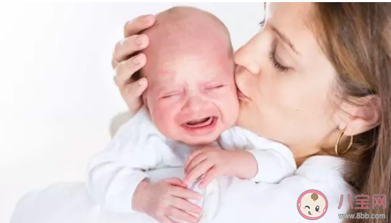 寶寶打自己的頭是為什么  寶寶用手打頭是病嗎