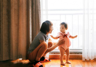 寶寶過早扶站有什么危害 寶寶什么時候可以扶站