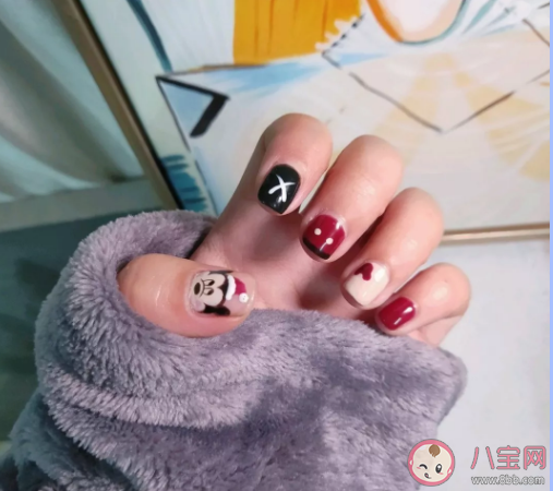 懷孕做美甲貼甲片可以嗎  懷孕做美甲師有影響嗎