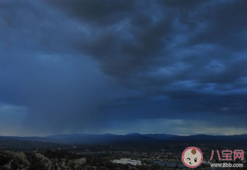 突然下暴雨的心情感言句子 突然暴雨天給人的感受說說大全