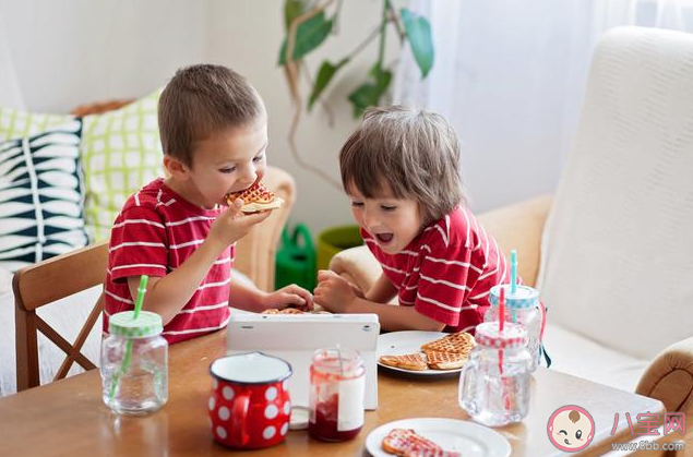 寶寶幾歲開始看動(dòng)畫片比較好 給孩子看動(dòng)畫片有什么好處和壞處 寶寶幾歲開始看動(dòng)畫片比較好 給孩子看動(dòng)畫片有什么好處和壞處