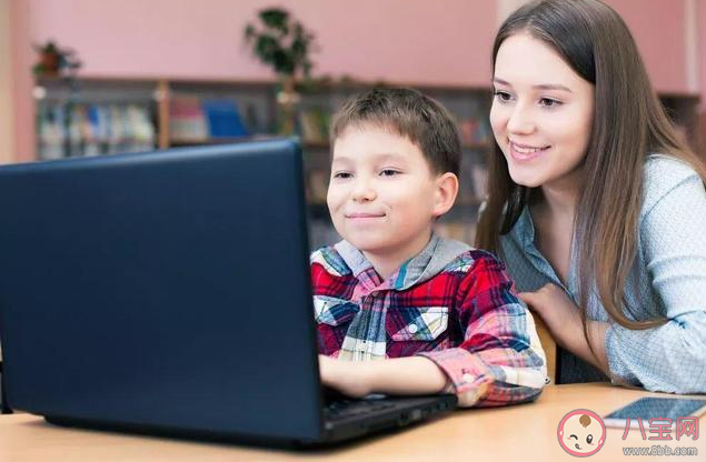 寶寶幾歲開始看動(dòng)畫片比較好 給孩子看動(dòng)畫片有什么好處和壞處 寶寶幾歲開始看動(dòng)畫片比較好 給孩子看動(dòng)畫片有什么好處和壞處