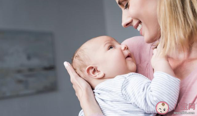 為什么寶寶喜歡豎抱 豎抱會影響寶寶的脊柱發育嗎