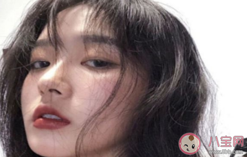 黑色頭發怎么燙不顯老  黑藍色頭發好看嗎