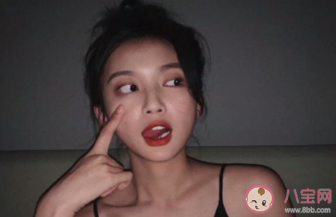 黑色頭發怎么燙不顯老  黑藍色頭發好看嗎