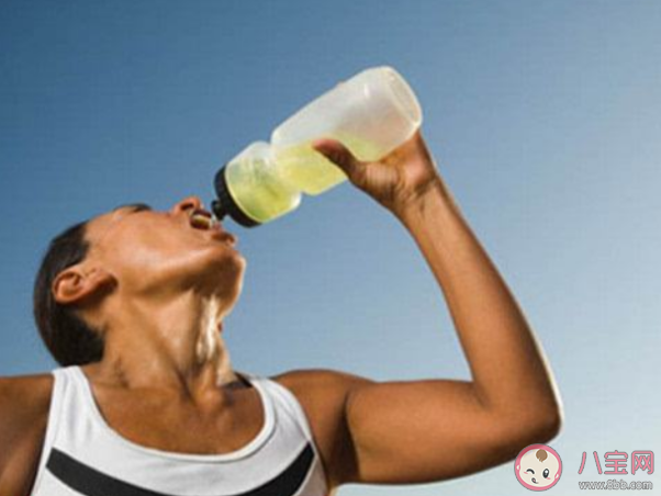 跑步多長時間以上需要補水 在跑步前補水好還是在跑步后補水好 跑步多長時間以上需要補水 在跑步前補水好還是在跑步后補水好