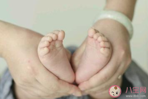 為什么寶寶生下來身上有好多白色的 寶寶身上的胎脂可以自己吸收嗎