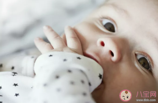 三歲寶寶吸吮手指有什么影響 三歲寶寶吸吮手指怎么辦