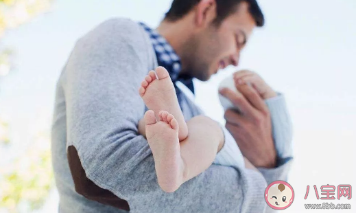 寶寶經常抱著好不好 生下來不怎么抱的寶寶會怎么樣