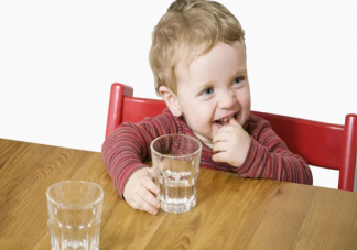 喝配方粉的寶寶需要額外喂水嗎 夏季寶寶喝水要注意什么