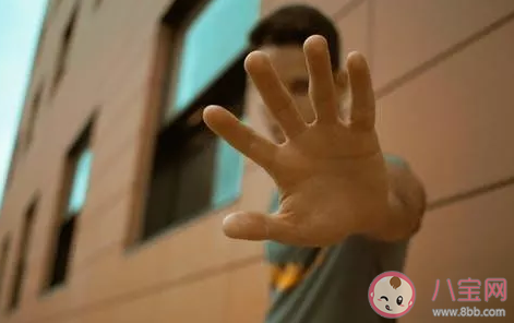 內(nèi)向的男生喜歡什么樣的女生 內(nèi)向的男生喜歡女生有什么表現(xiàn)