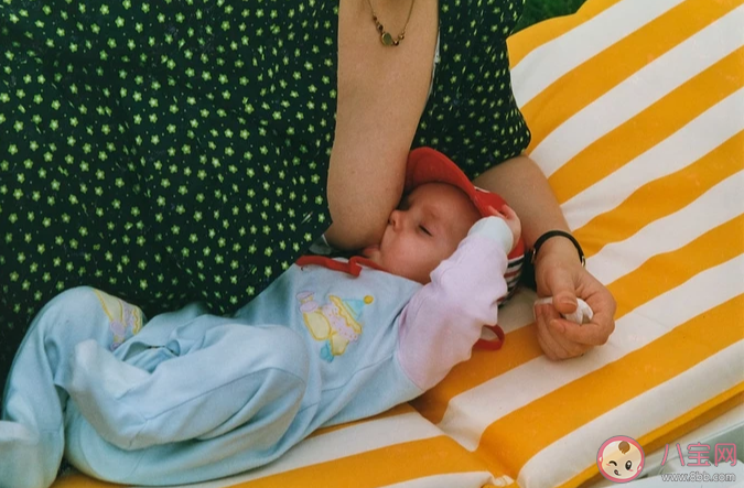 母乳喂養(yǎng)乳頭上有小白點是什么 ?小白泡堵住了出乳孔怎么辦 母乳喂養(yǎng)乳頭上有小白點是什么 ?小白泡堵住了出乳孔怎么辦