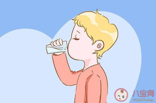 孩子喜歡邊吃飯邊喝水是什么原因 孩子喜歡邊吃飯邊喝水怎么辦