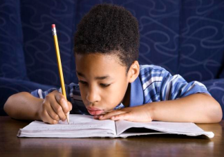 孩子寫作業不專心是怎么回事 孩子寫作業分神怎么辦