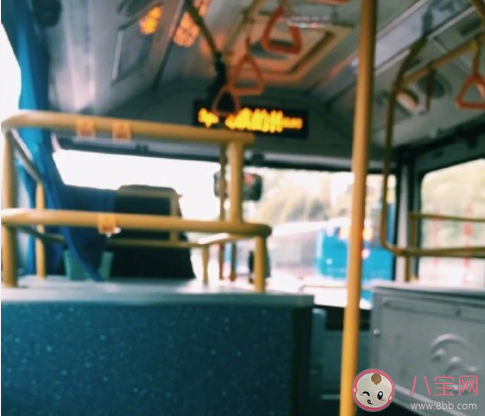 公交車上要設置手機充電口嗎 公交車設置充電口有必要嗎 公交車上要設置手機充電口嗎 公交車設置充電口有必要嗎