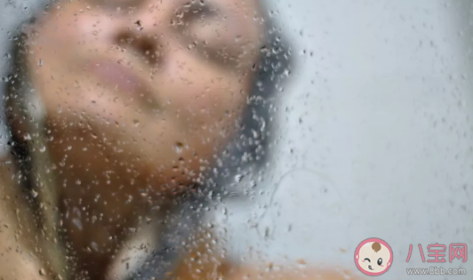 臉不油但是皮膚會反光是怎么回事 為什么有些人皮膚亮 臉不油但是皮膚會反光是怎么回事 為什么有些人皮膚亮