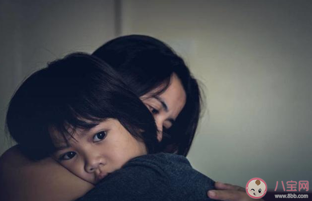 父母和娃同睡好不好 父母和寶寶同床睡的好處和壞處 父母和娃同睡好不好 父母和寶寶同床睡的好處和壞處