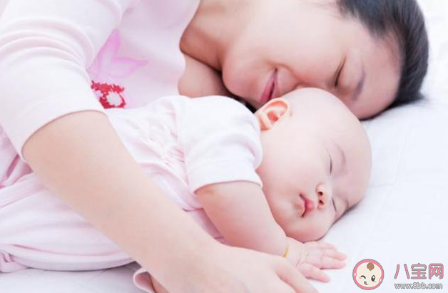 父母和娃同睡好不好 父母和寶寶同床睡的好處和壞處 父母和娃同睡好不好 父母和寶寶同床睡的好處和壞處