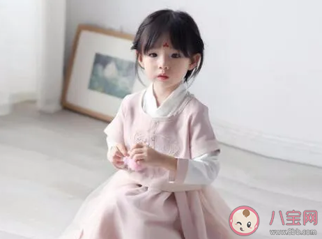 抖音別的女孩全都笑顏如花歌曲叫什么名字 別的女孩都別的女孩全都笑顏如花歌詞 抖音別的女孩全都笑顏如花歌曲叫什么名字 別的女孩都別的女孩全都笑顏如花歌詞